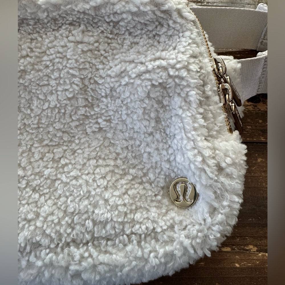 Lululemon Everywhere Belt Bag Fleece Large 2L - Picture 4 of 9